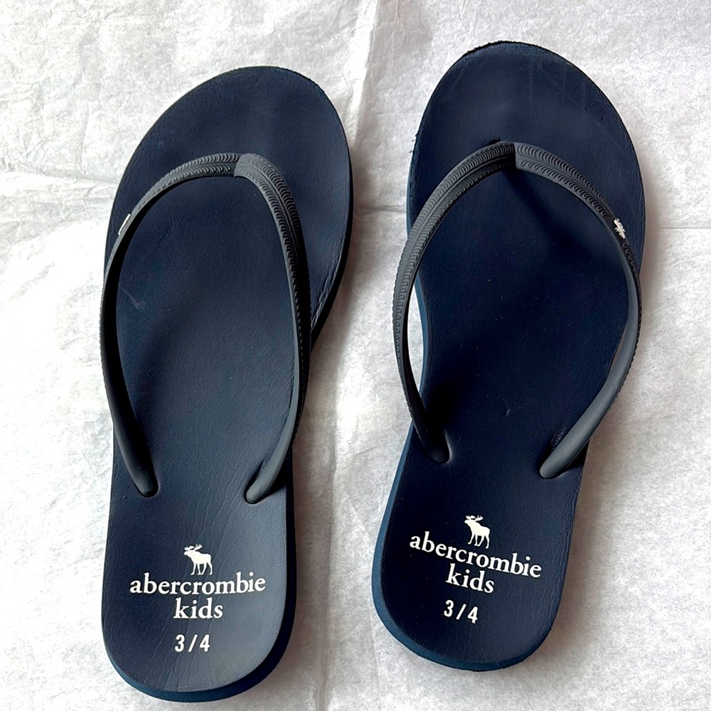 Abercrombie Kids Dark Blue Flip Flops size 3/4 good condition